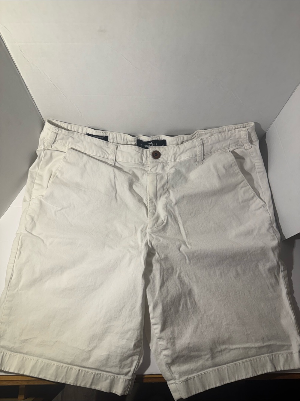 Hollister Men's Off-White Flat Front Chino Shorts